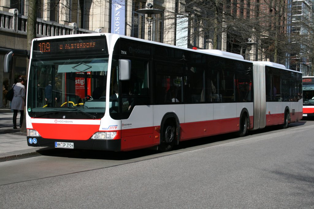 Der HHA Gelenkbus vom Typ MB O530G mit der Nummer 7914 am 15.April 2010 auf der Linie 109 zum U Bahnhof Alsterdorf am Anfang seiner Fahrt in der Mnckebergstr.