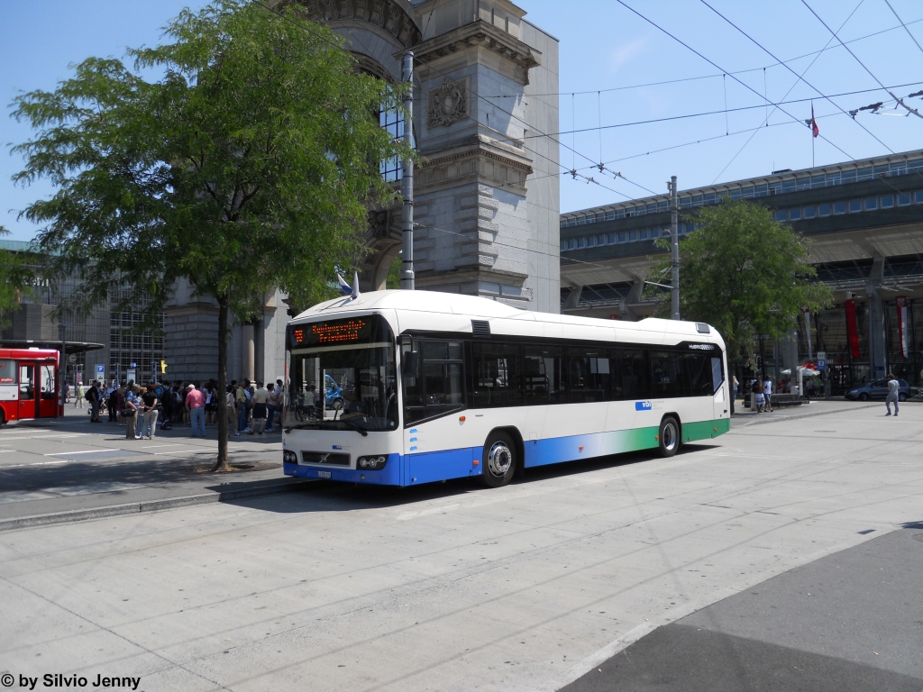 Der Hybridbus-Hype erreichte im Jahre 2011 auch die VBL, 6 Hybridbusse wurden von Volvo angemietet, um diese Antriebsart auszuprobieren. Hier zu sehen am 5.7.2011 beim Bahnhof der Wagen 74.
