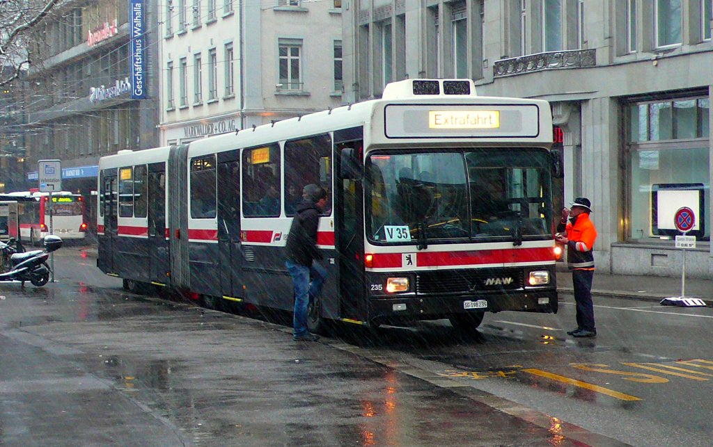 Der letzte Einsatz der NAW-Hess Busse aus 1989 am 13.03.2013.
Der SG 198 235 wartet als Fussball-Extra auf der Bahnhofplatz-
