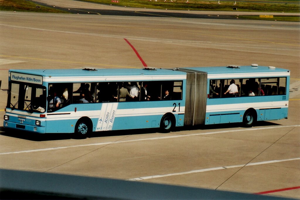 Der MAN SG292 Nr. 21 ist ein Einzelstck auf dem Flughafen Kln/Bonn. 20.06.2001