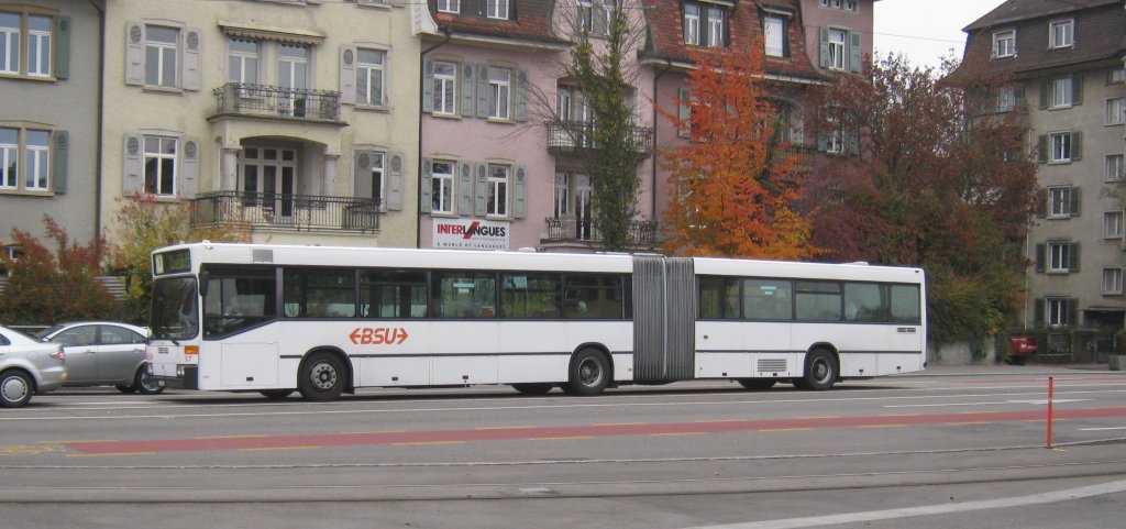 Der MB 405GN Nr. 57 auf der Linie 1 beim HB Solothurn, 09.11.2011.