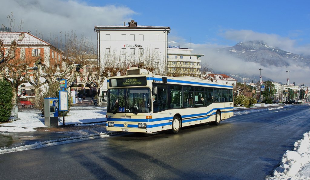 Der MB 405N Nr. 45 auf der Linie 7 bei der Haltestelle Locarno Debarcadero. Selten schneit im Tessin bis in die Ebene, der Schnee wird desshalb auch schon bald wieder weg sein, 15.12.2012.
