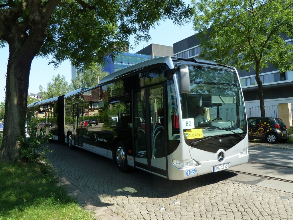 Der Mercedes CapaCity kommt aus der Endhaltestelle in Johannstadt gefahren. 03.06.2011 
