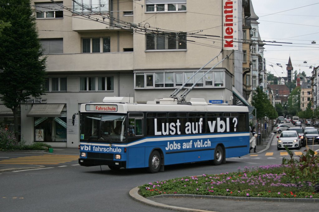 Der NAW/Hess/Siemens BT5-25 Nr. 253 ist einer von zwei Fahrschultrolleybussen der Verkehrsbetriebe Luzern, der andere ist Nr. 252. Diese Fahrzeuge mit Baujahr 1989 haben Anschlsse um die Pedale fr den Fahrlehrer anzuschliessen, deshalb waren die Fahrzeuge von Anfang an weniger auf Linie zu sehen, als die 28 anderen NAW-Normaltrolleybusse. Hier war 253 am 8. Juni 2010 am Bundesplatz unterwegs.