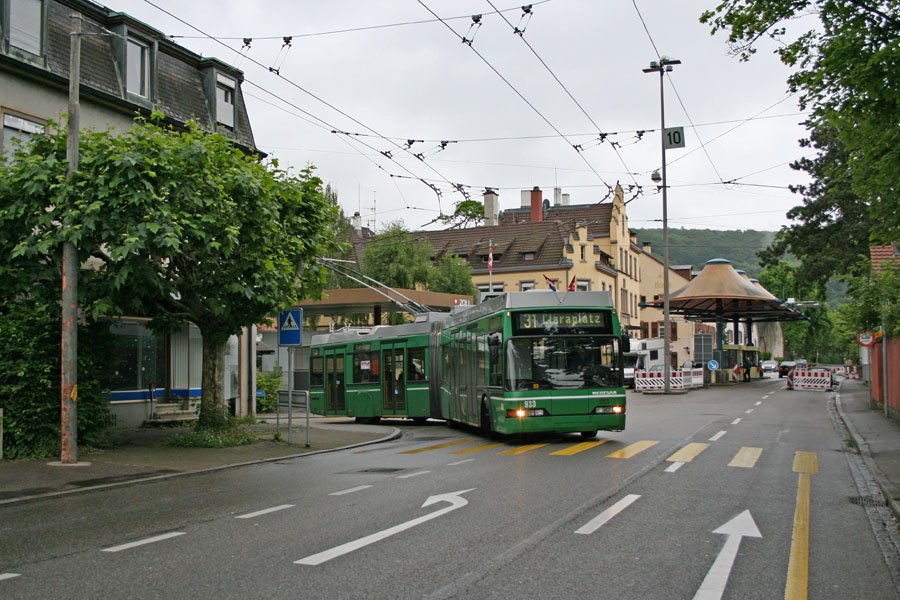 Der Neoplan N 6021 Nr. 933 der BVB am 7. Juni 2008 in Riehen, Hrnli Grenze. Die Fahrzeuge in Basel waren alle zu der an diesem Tag dort beginnenden EM mit Fahnen geschmckt. Am Ende dieser EM war dann ach das Ende fr den Basler Trolleybus gekommen.