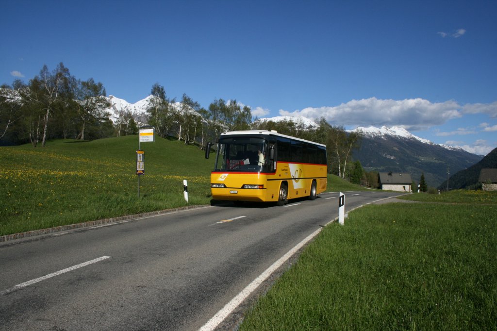 Der Neoplan N312K TI 5'530 aus 2004 ist Standardfahrzeug fr die Nebenlinie Airolo - Quinto - Rodi - Dalpe von PU Barenco, Faido. Die Aufnahme entstand beim hchsten Punkt der Linie, der Haltestelle Valle zwischen Dalpe und Prato Leventina. (22.5.2010)