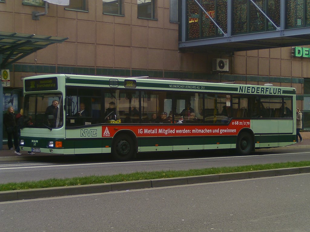 Der NVG-Wagen 251 befhrt am 2.12.09 die Linie 302 kommend aus Ottweiler. Er hlt gerade in Neunkirchen am Stummdenkmal. Die Abfahrt ist um 15:08 Uhr.