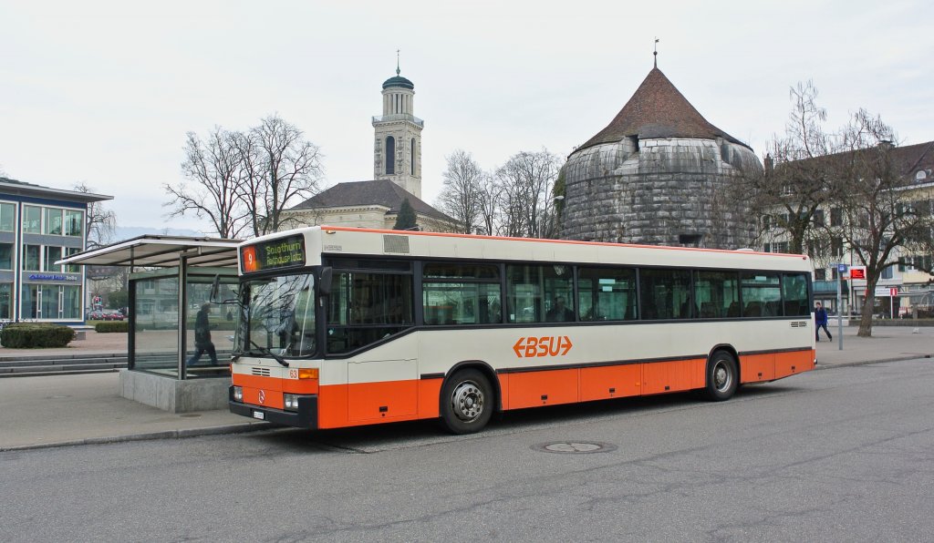 Der Reserve MB 405 N Nr. 63 war heute wieder einmal im Linieneinsatz, im Bild ist er auf der Linie 9 bei der Haltestelle Solothurn Amthausplatz, 05.03.2013.
