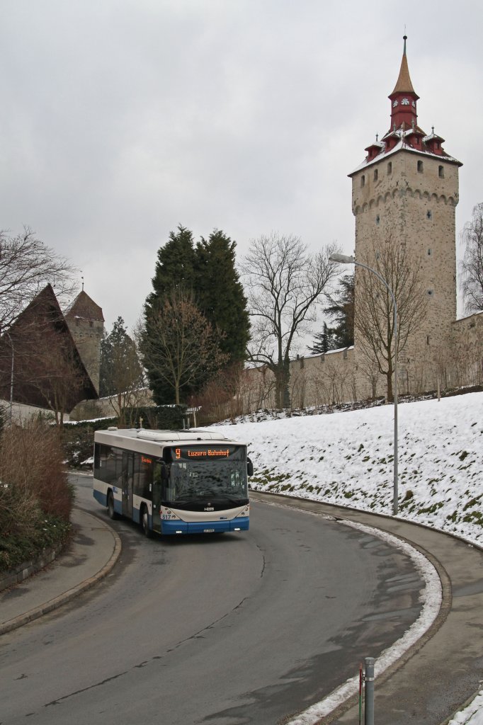 Der Scania/Hess N280UB Nr. 617 prsentiert sich vor der Luzerner Museggmauer. Aufgenommen am 27. Januar 2011.