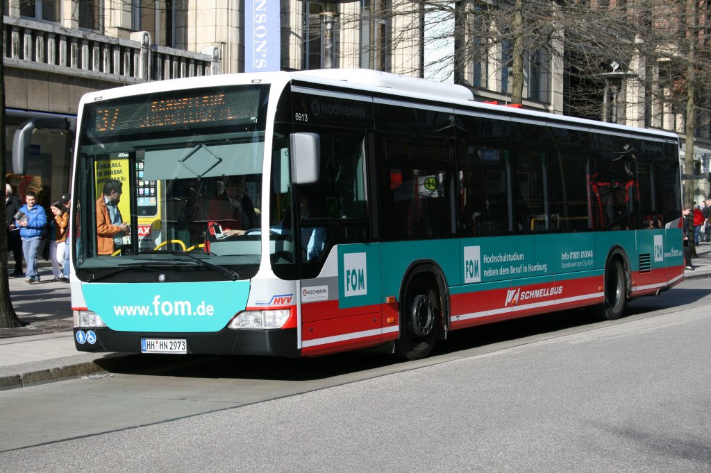 Der Schnellbus 6913 der HHA am 15.April 2010 auf der Linie 37 zum Schenefelder Platz in der Mnckebergstr.

