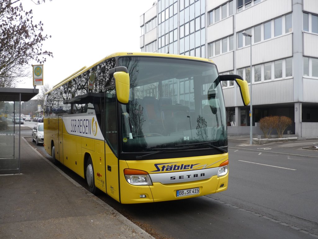 Der Setra S 415 GT-HD von Stbler-Reisen, mit Beschriftung der SSB -Reisen-Stuttgart steht in Bblingen auf der Hulb.