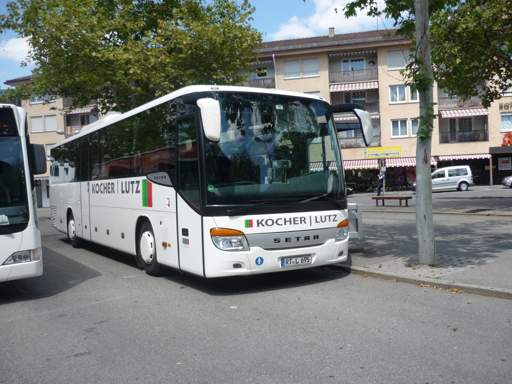 Der Setra S 415 UL der Fa. Kocher-Lutz, ist gerade von der Tour in Reutlingen auf dem ZOB angekommen, am 19.07.2010.