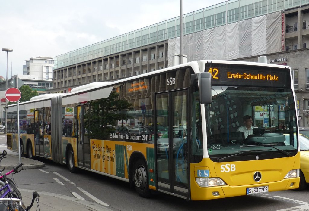 Der SSB-Capacity-Bus geht auf Fahrt vom Stuttgarter-Hauptbahnhof zum Erwin-Schttle-Platz 