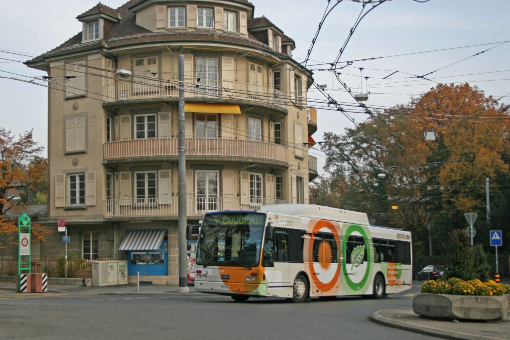 Der Van Hool A 300 Nr. 431 wirbt fr Klimafreundliches Heizen. Gesehen am 31. Oktober 2009 auf der Lausanner Linie 4 bei Mont Choisi 