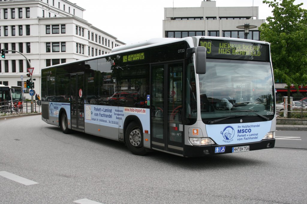 Der VHH Citaro 0733 am 14.Mai 2010 bei der Einfahrt in die Busanlage Wandsbek Markt.