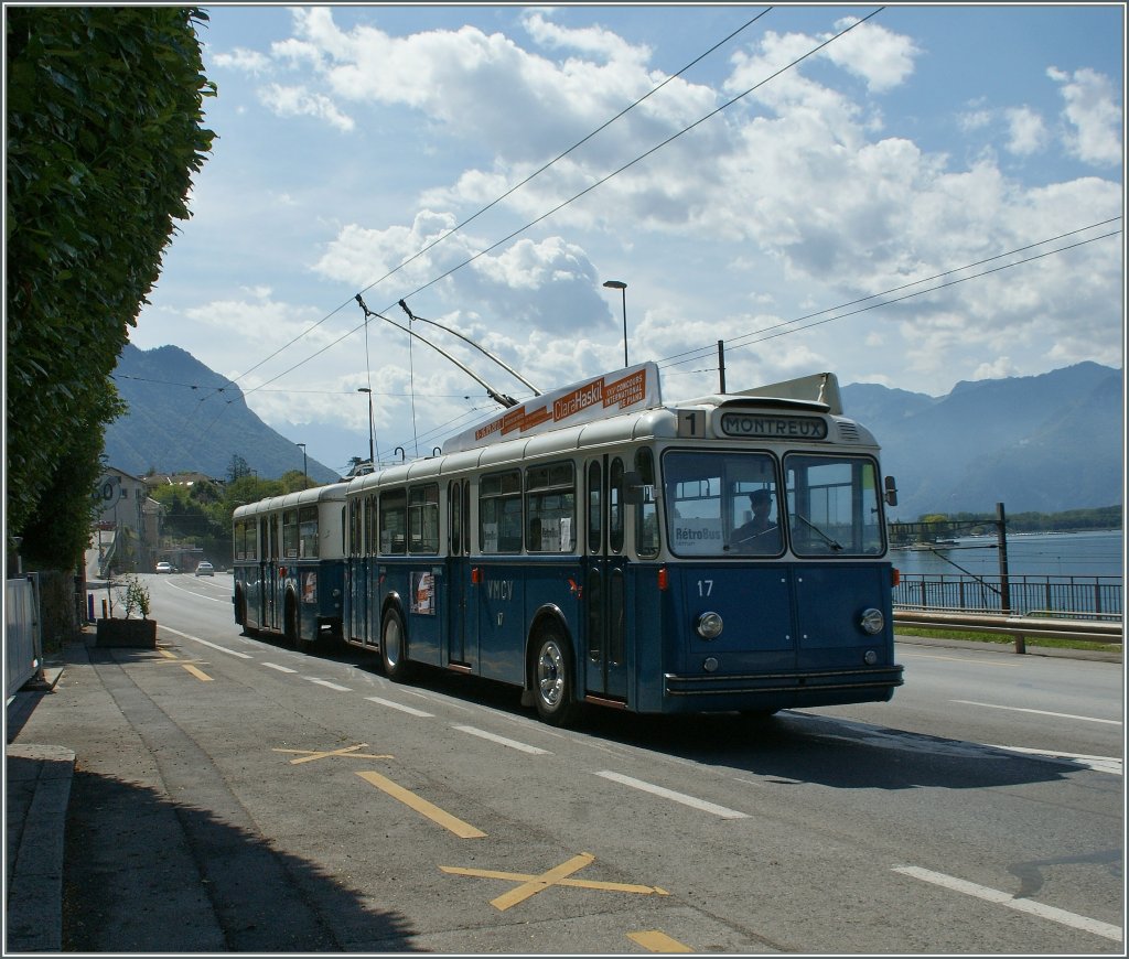 Der VMCV  Retro-Bus  17 auf der Fahrt nach Montreux konnte berraschend und bei leider schlechtem Licht kurz nach Villeneuve fotografiert werden.
1. September 2011
