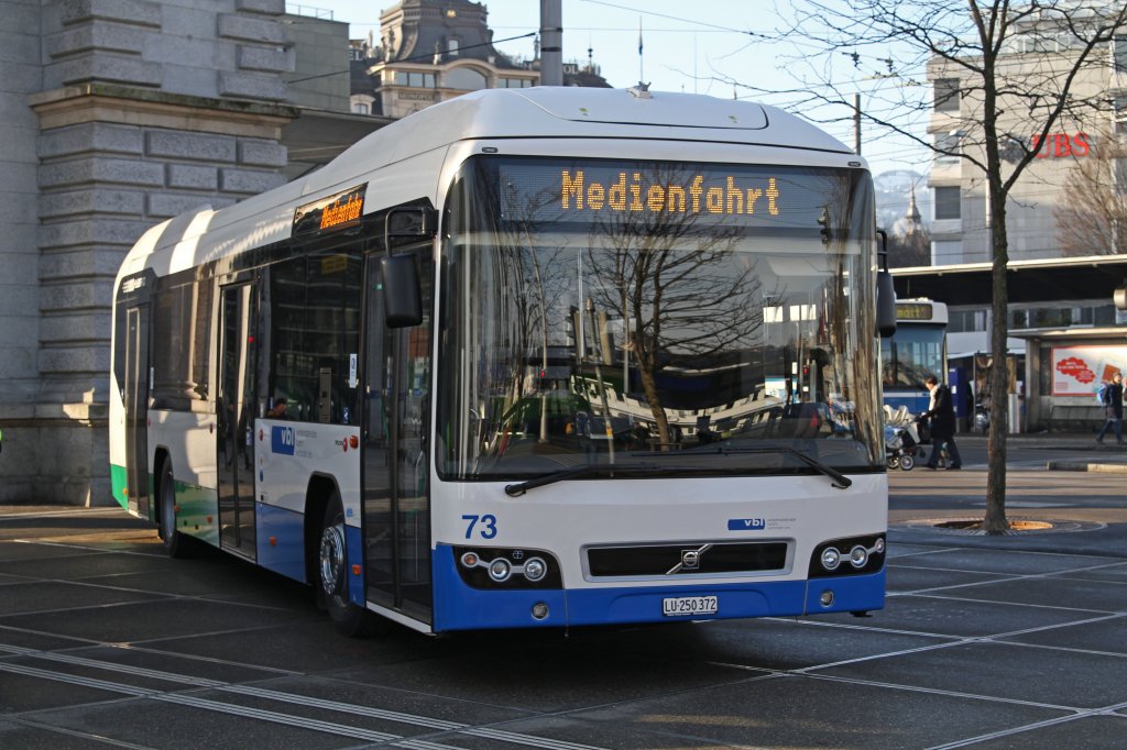 Der Volvo 7700 Hybrid Nr. 73 bei seiner Prsentation am 4. Februar 2011. Seit diesem Tag sind in Luzern 6 solche Busse auf den Linien 16, 18/19 und 21/31 anzutreffen.