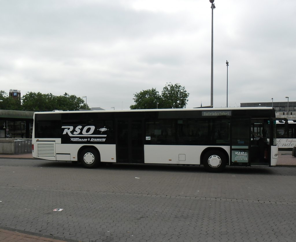 Der Volvo berlandbus von der Seite aus gesehen. Er fhrt im Auftrag der Rigobus GmbH