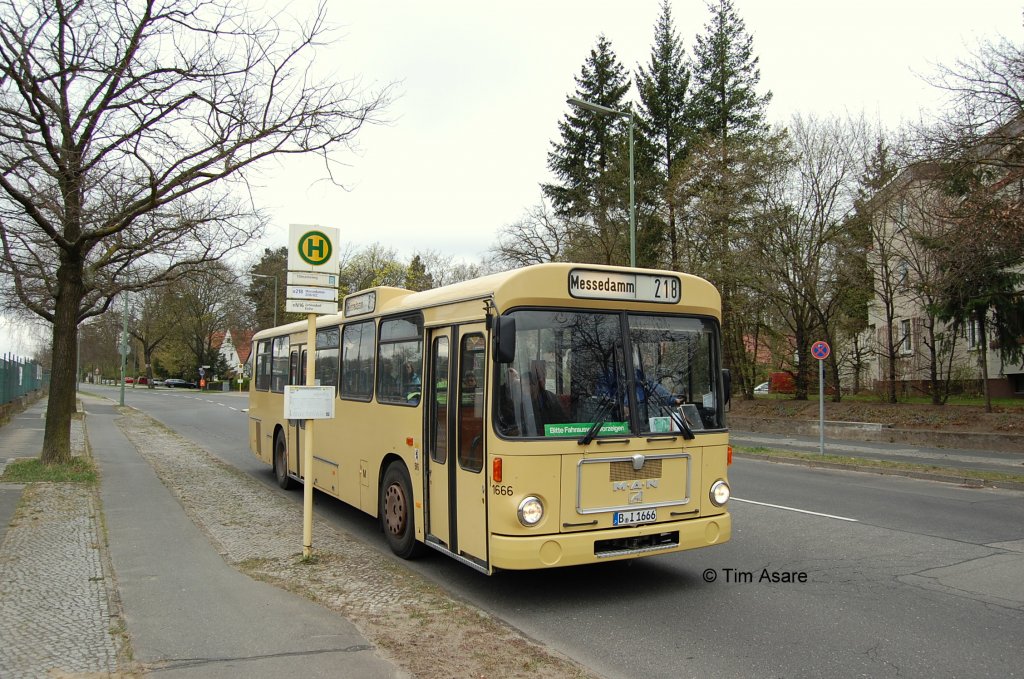 Der Wagen 1666 (MAN SL 200 / MAN E2H 85) der Arbeitsgemeinschaft Traditionsbus im April 2012 auf der Linie 218 an der Haltestelle Tillmansweg.