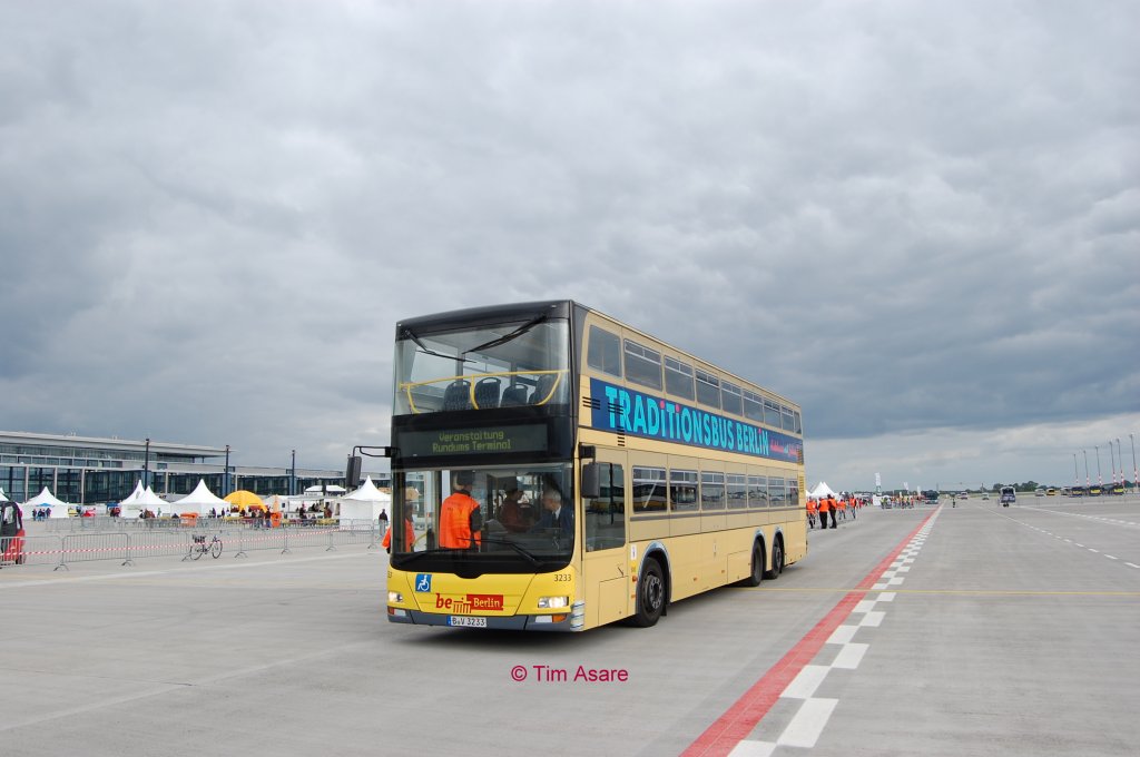 Der Wagen 3233 (MAN ND313 / MAN DL07) im Mai 2012 auf dem Shuttle zum groen Flughafenfest bzw. zur Flughafenbesichtigung auf dem Flugfeld vom BER.