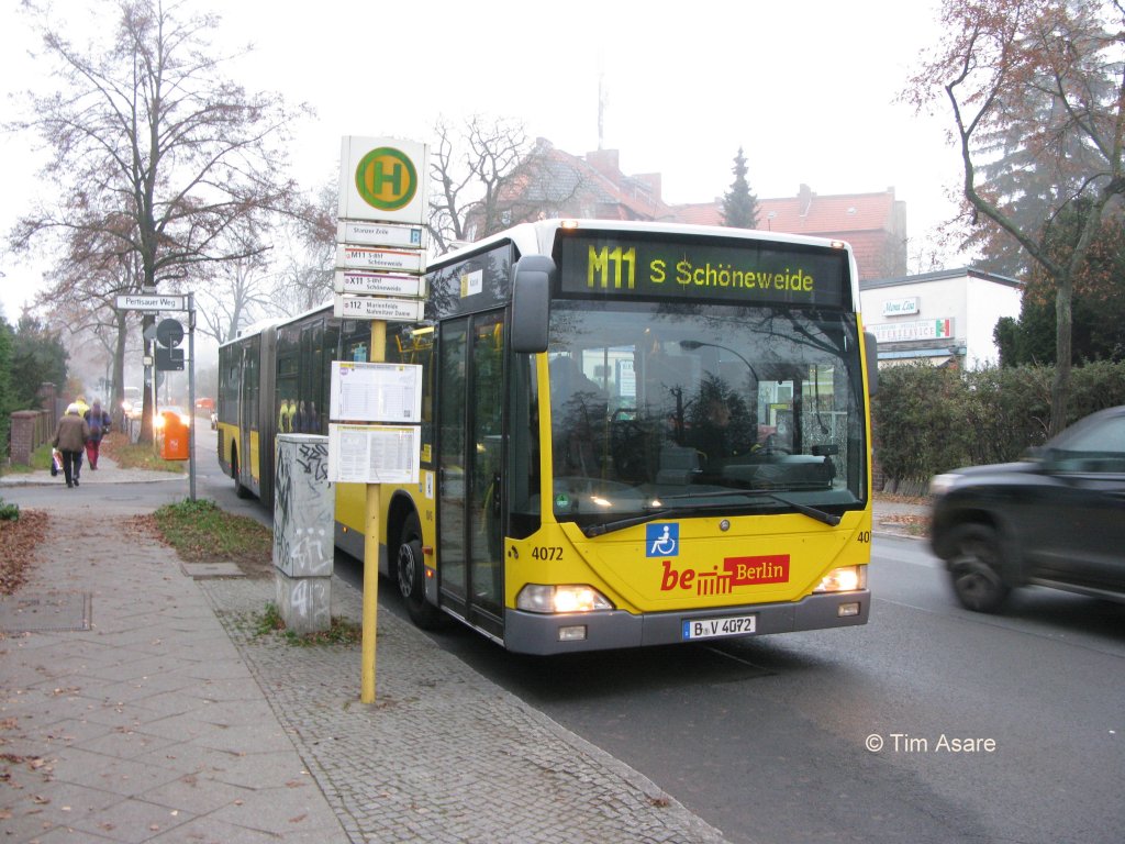 Der Wagen 4072 (MB GN 03) im November 2011 auf der Linie M11 an der Haltestelle Stanzer Zeile.