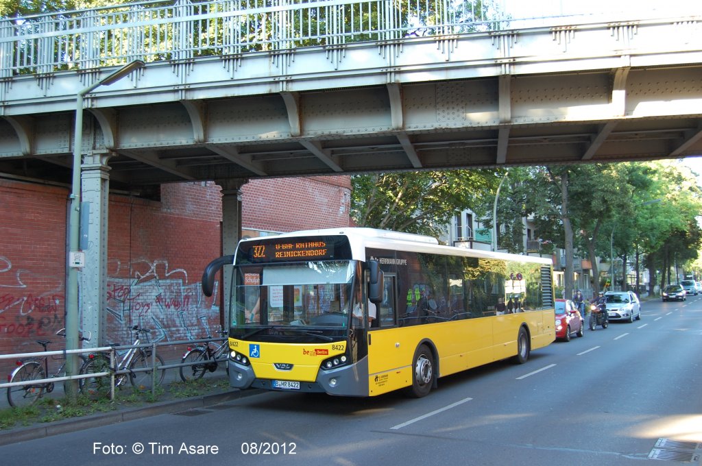 Der Wagen 8422 des Typs VDL Citea SLF 120.250 am 14.8.2012 bei seinem Ersteinsatz auf einer BVG-Linie am S-Bahnhof Waidmannslust.