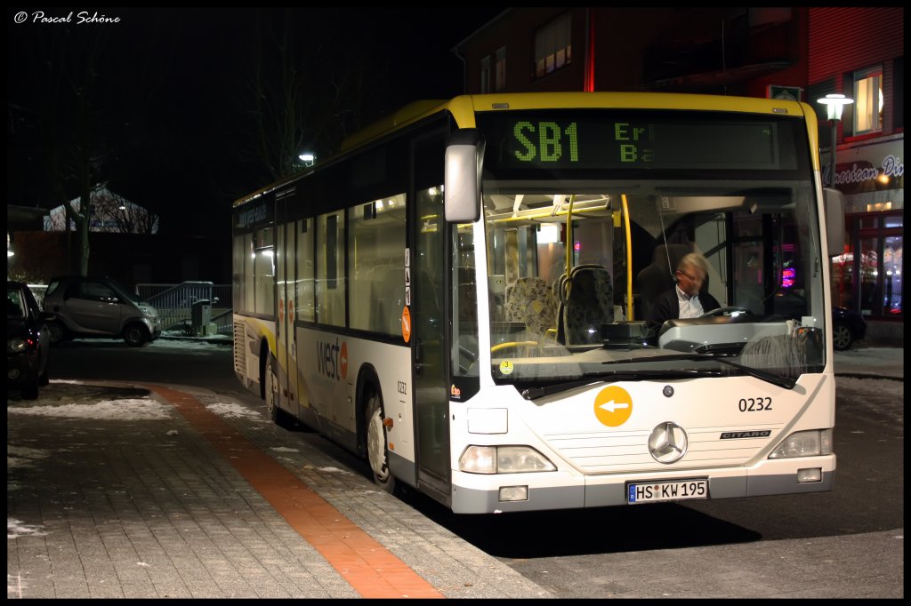 Der zu diesem Zeitpunkt kurz vorher eingetroffene 0232 (Mercedes Citaro O 530) der als SB1 von Geilenkirchen nach Erkelenz unterwegs war, machte dort bis 21:07 Pause um wieder als SB1 nach Geilenkirchen zurck zu fahren. Aufnahmedatum: 05.01.10 Aufnahmezeit: 20:45