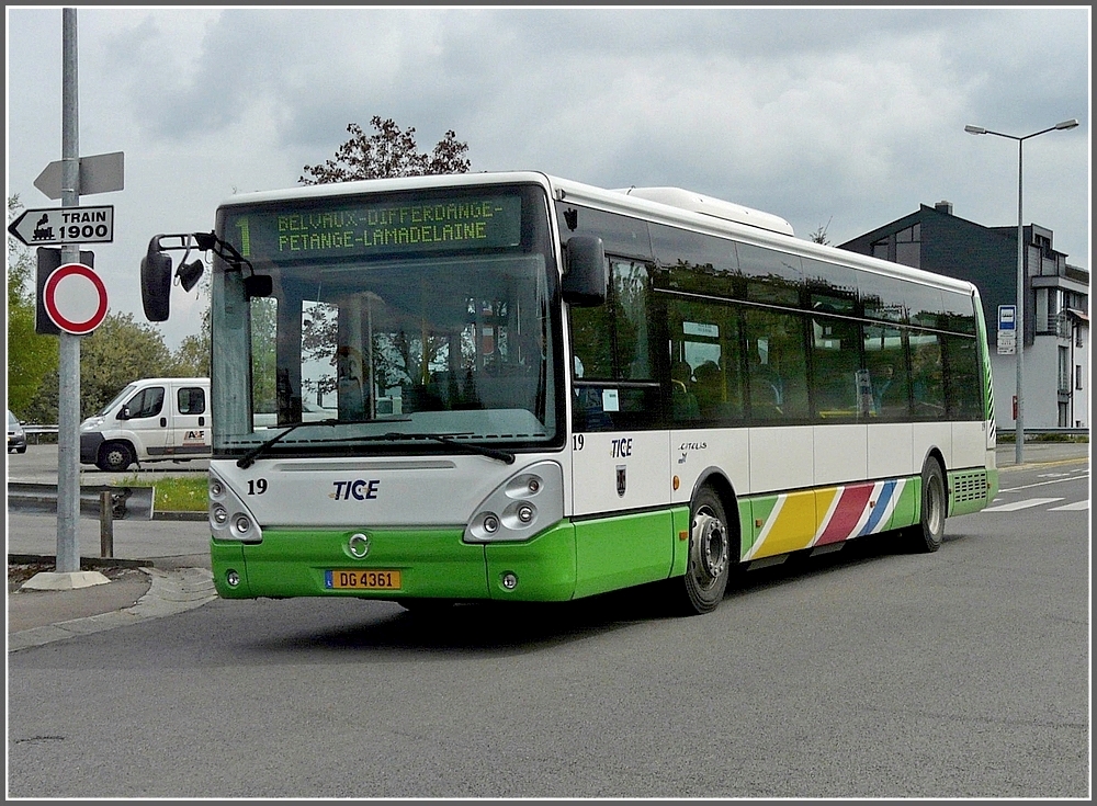 (DG 4361) IVECO Irisbus Citelis N 19 der TICE (Tramways Intercommunaux du Canton d'Esch) fhrt am Parking der Museumsbahn Train 1900 in Ptange vorbei. 01.05.10 (Jeanny)