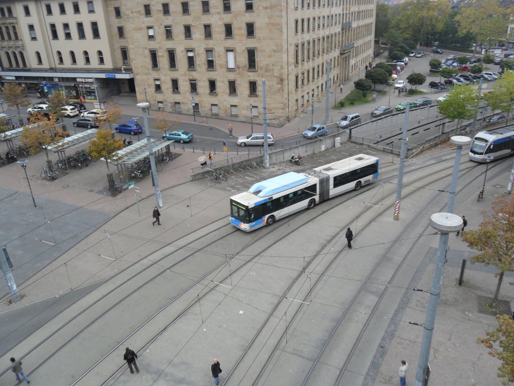 Die Aufnahme habe ich am 22.10.2010 vom Dach der neuen Europa Gallerie gemacht.Hier sind Busse zu sehen die an die haltestelle Saarbrcken Hauptbahnhof fahren.