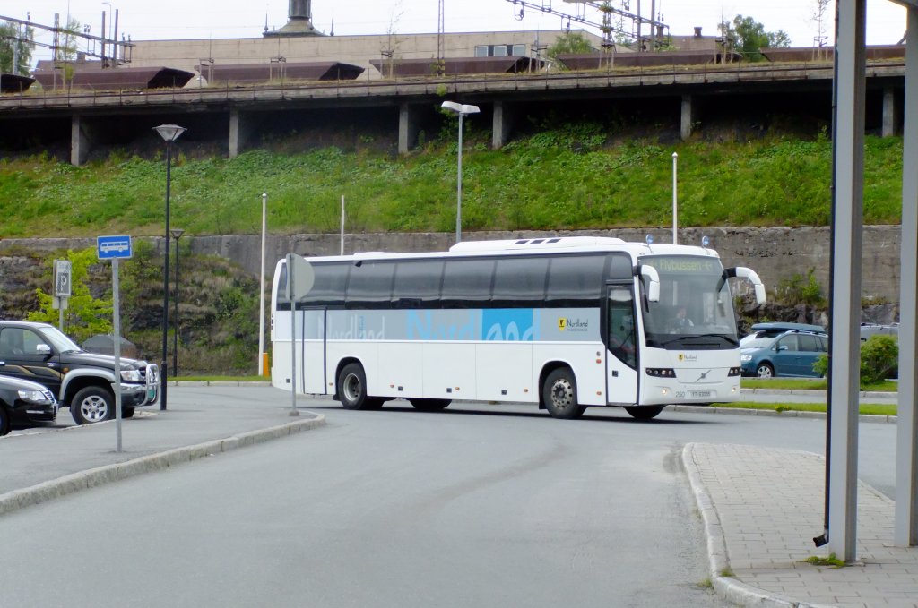 Die Busse in der Region Nordland verkehren weitgehend in einem standardisierten Design, so auch der von Cominor bediente Flughafenbus Narvik - Evenes. Das Bild zeigt einen hier eingesetzten Volvo 9700 am 28.6.2010 in Narvik.