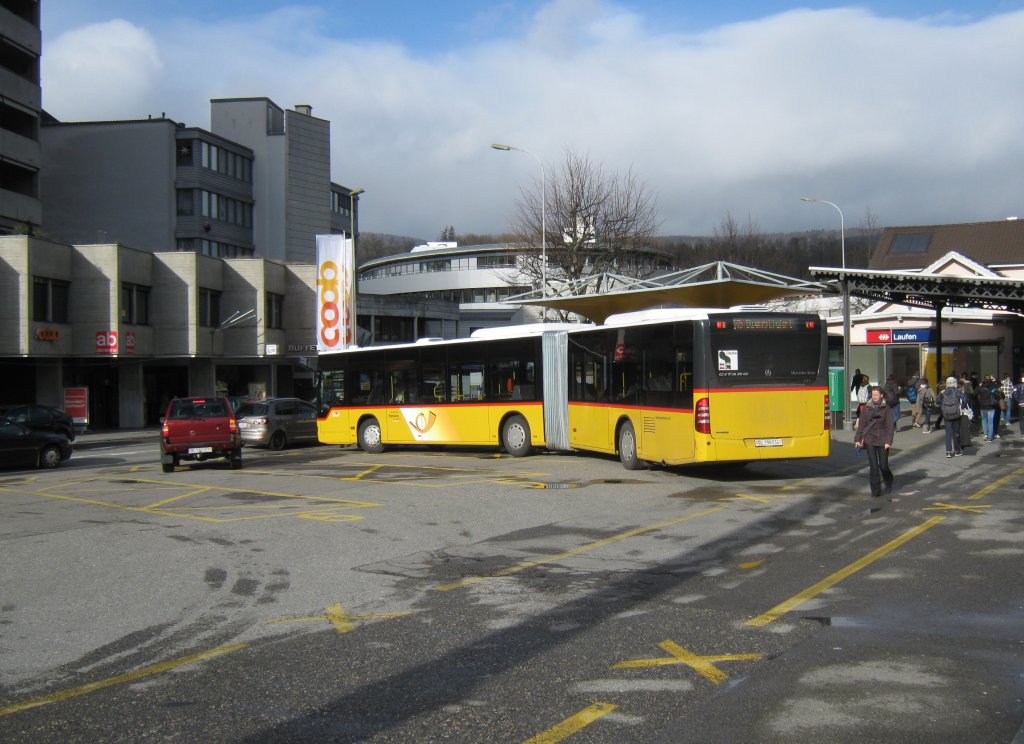 Die ersten Gelenkbusse von Postauto Laufen. Seit letztem Dezember umfasst der Fuhrpark von Postauto Laufen nun auch ber Gelenkbusse. Im Bild ein Citaro II G beim Bahnhof Laufen, 04.01.2011. 