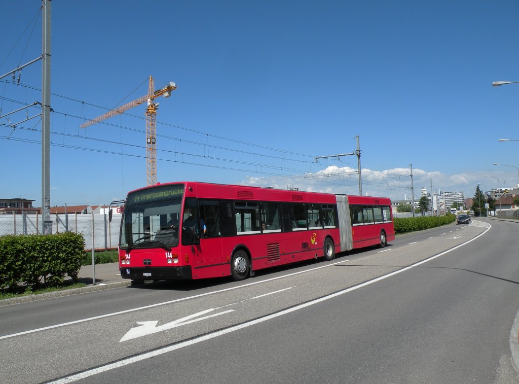 Die Grossbaustelle auf der Linie 14 hat begonnen. Die roten Van Hool Busse von Bernmobil sind im Einsatz. Hier bedient der Bus 744 (ex Bernmobil 243) die Haltestelle Lachmatt. Die Aufnahme stammt vom 29.05.2012.