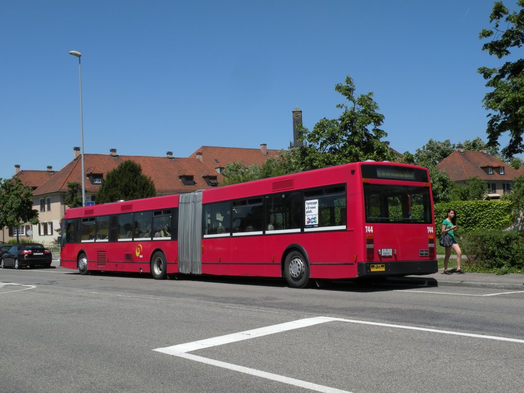 Die Grossbaustelle auf der Linie 14 hat begonnen. Die roten Van Hool Busse von Bernmobil sind im Einsatz. Hier bedient der Bus 744 (ex Bernmobil 243) die Haltestelle Freidorf. Die Aufnahme stammt vom 29.05.2012.

