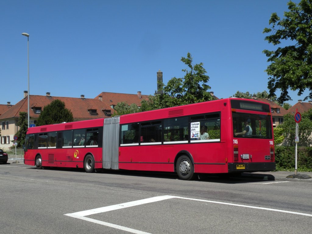 Die Grossbaustelle auf der Linie 14 hat begonnen. Die roten Van Hool Busse von Bernmobil sind im Einsatz. Hier bedient der Bus 745 (ex Bernmobil 245) die Haltestelle Freidorf. Die Aufnahme stammt vom 29.05.2012. 