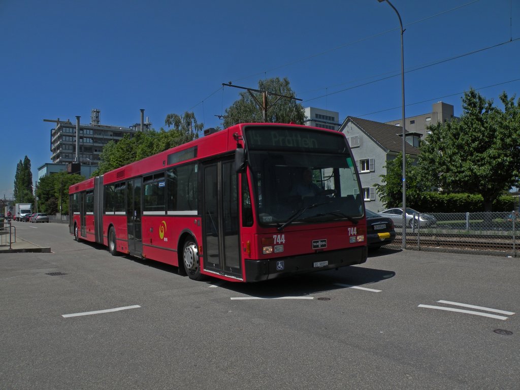 Die Grossbaustelle auf der Linie 14 hat begonnen. Die roten Van Hool Busse von Bernmobil sind im Einsatz. Hier fhrt der Bus 744 (ex Bernmobil 243) zur Haltestelle Bahnhofstrasse. Die Aufnahme stammt vom 29.05.2012. 

