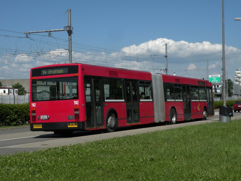 Die Grossbaustelle auf der Linie 14 hat begonnen. Die roten Van Hool Busse von Bernmobil sind im Einsatz. Hier bedient der Bus 742 (ex Bernmobil 249) die Haltestelle Lachmatt. Die Aufnahme stammt vom 29.05.2012.

