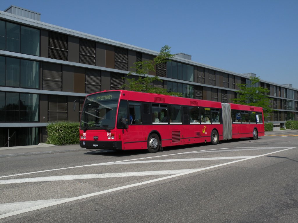 Die Grossbaustelle auf der Linie 14 hat begonnen. Die roten Van Hool Busse von Bernmobil sind im Einsatz. Van Hool Bus 747 (ex Bernmobil 248) fhrt zur Haltestelle Kppeli. Die Aufnahme stammt vom 30.05.2012.

