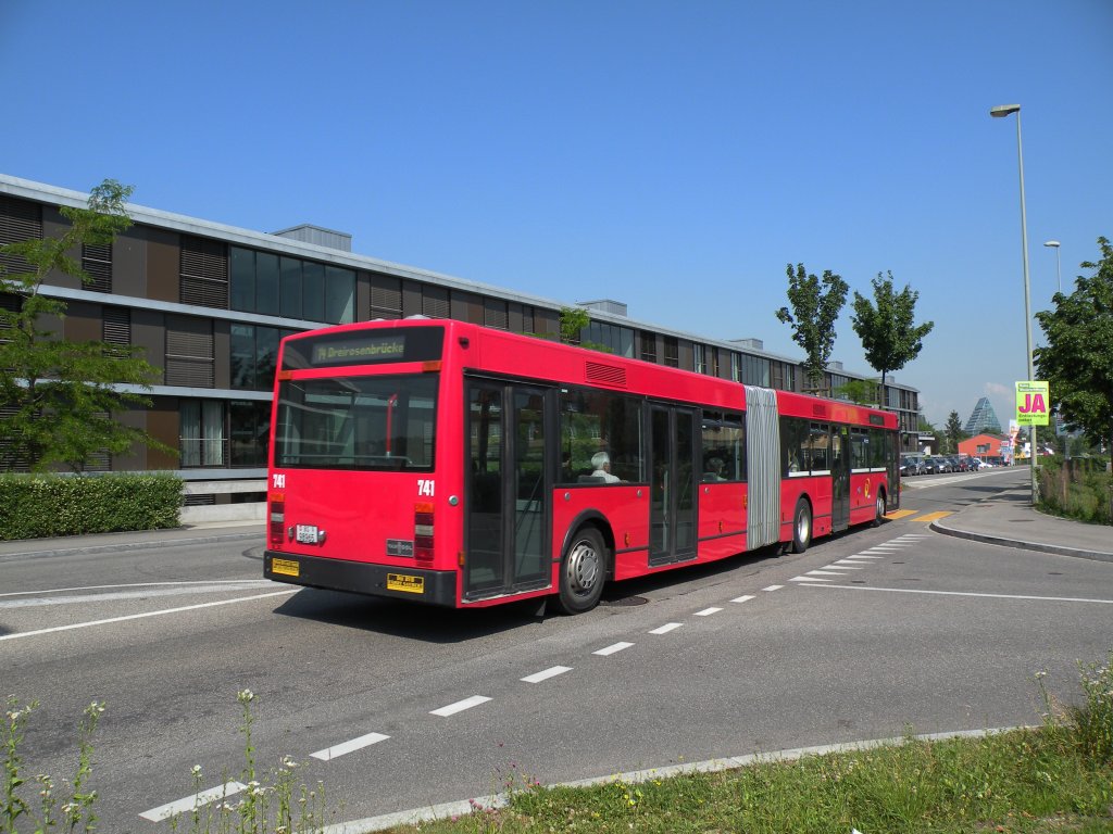 Die Grossbaustelle auf der Linie 14 hat begonnen. Die roten Van Hool Busse von Bernmobil sind im Einsatz. Van Hool Bus 741 (ex Bernmobil 246) fhrt zur Haltestelle Freidorf. Die Aufnahme stammt vom 30.05.2012.

