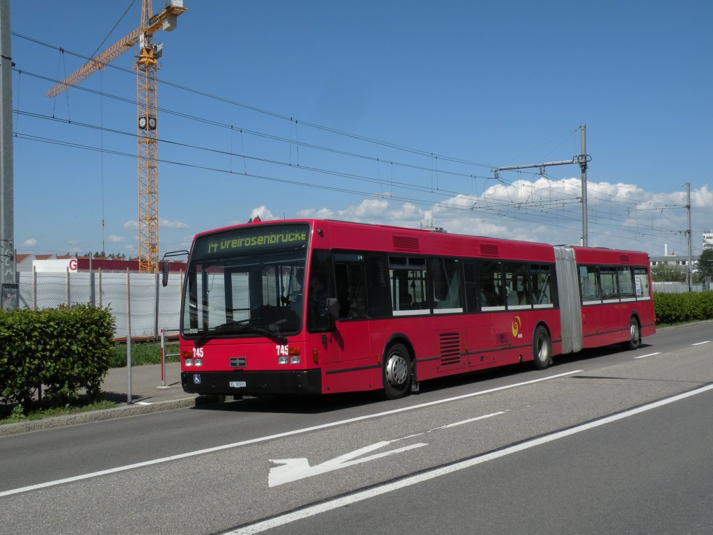 Die Grossbaustelle auf der Linie 14 hat begonnen. Die roten Van Hool Busse von Bernmobil sind im Einsatz. Hier bedient der Bus 745 (ex Bernmobil 245) die Haltestelle Lachmatt. Die Aufnahme stammt vom 29.05.2012.

