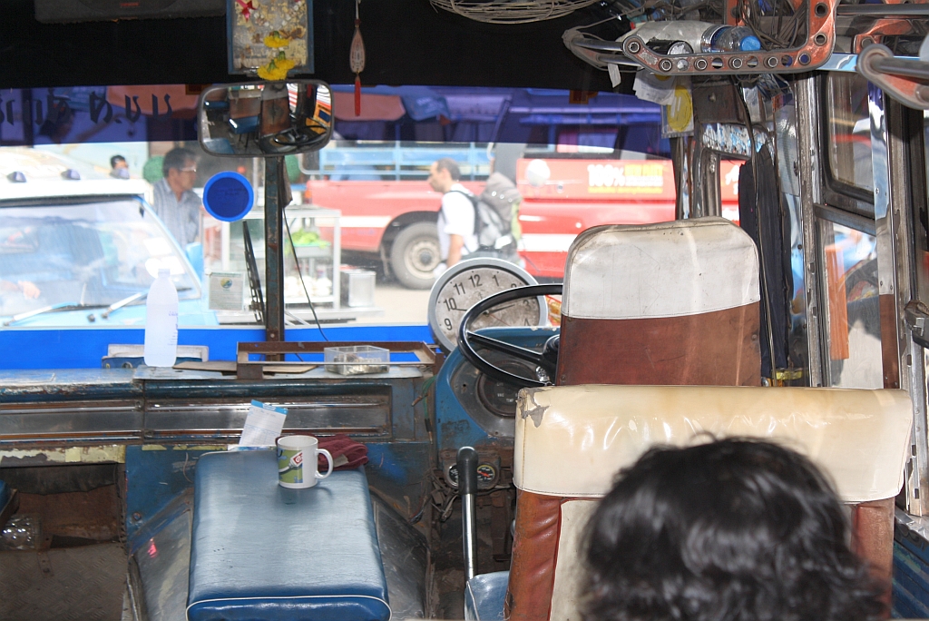 Die groe Uhr lsst hoffentlich nicht auf extreme Kurzsichtigkeit des Fahrers schlieen. Innenansicht eines Lokalbuses, aufgenommen im Busterminal von Surat Thani am 23.Aug. 2011.