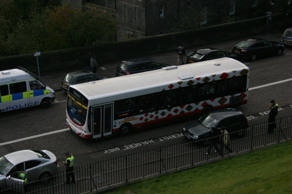Die grossen Gesellschaften wie First, StageCoach und Arriva sind in Edinburgh kaum anzutreffen; Platzhirsch ist der lokale Anbieter  Lothian . Im Bild erklimmt Wagen 131 (SN55BJJ, Volvo/Wright B7RLE, 2005) am 5.10.2009 die Steigung von der Ebene zur Altstadt von Edinburgh. 