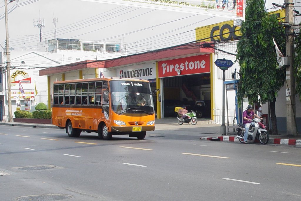 Die kleinen grnen Minibusse (ich habe davon im Jahr 2009 noch ein Foto gemacht und hier eingestellt) sind aus dem Stadtbild von Bangkok verschwunden. An deren Stelle sind diese orangefarbenen Mini Eco-car Busse getreten (14.01.2011)