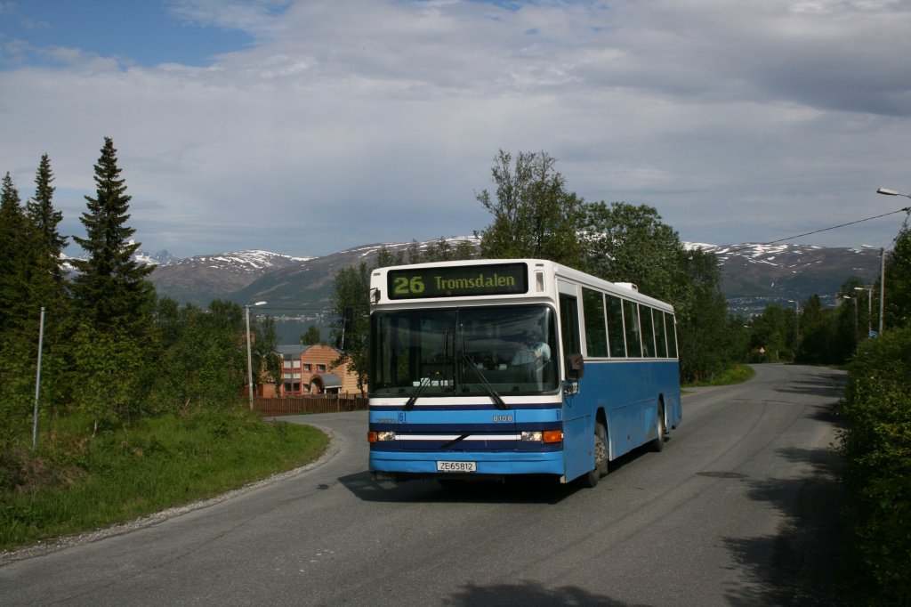 Die Lage auf einer hgligen Insel ermglicht auf dem ganzen Stadtnetz von Troms schne Ausblicke. Wagen 61 (Volvo/Sffle B10B) am 26.6.2010 bei sgrd. 