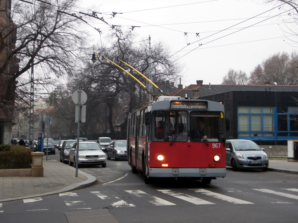 Die letzte Tage des Typs ZIU-9 in Budapest, bei BKV (Sie haben 37 Jahre lang in Budapest verkehrt). 967 an der Linie 76 in der Nhe des Bahnhofs Budapest-Keleti.  