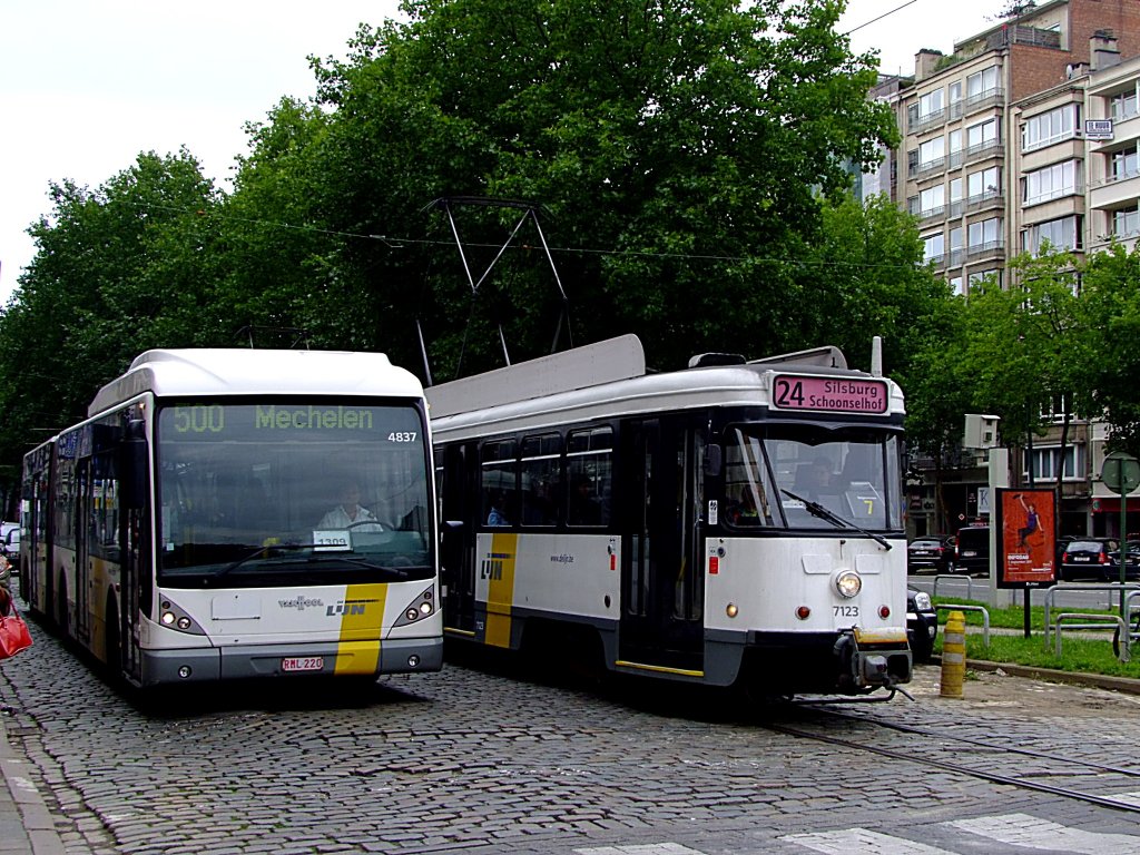 Die Lijn; VanHool(4837) contra Strassenbahn 7123 in der Innenstadt von Antwerpen; 110831