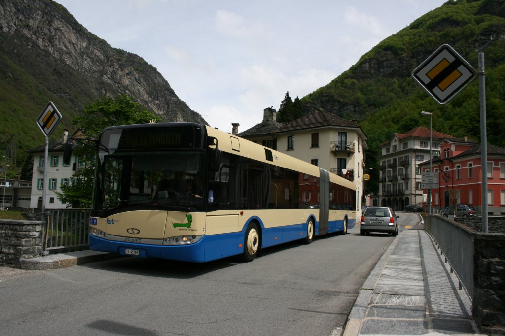Die Maggiatal-Hauptlinie Locarno - Cavergno der FART ist inzwischen fest in der Hand der 6 Solaris-Urbino-18-Gelenkbusse aus 2007/2009. Im Bild Wagen 2/TI45'702 auf der Maggiabrcke in Bignasco.