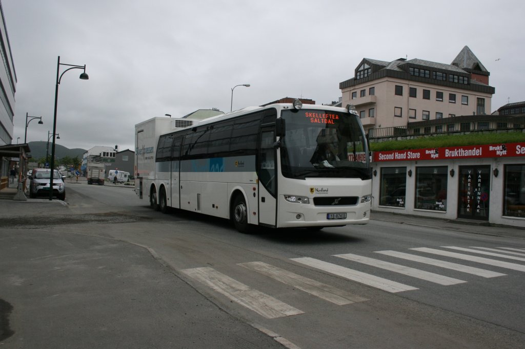 Die in Nordschweden hufig anzutreffenden  Kombibusse  mit einem grossen Gepck-/Frachtaufbau hinten sind in Norwegen eher selten. Immerhin fuhr mir am Morgen des 1.7.2010 ein Volvo-Wagen in dieser Bauweise in Bodo vor die Linse. 