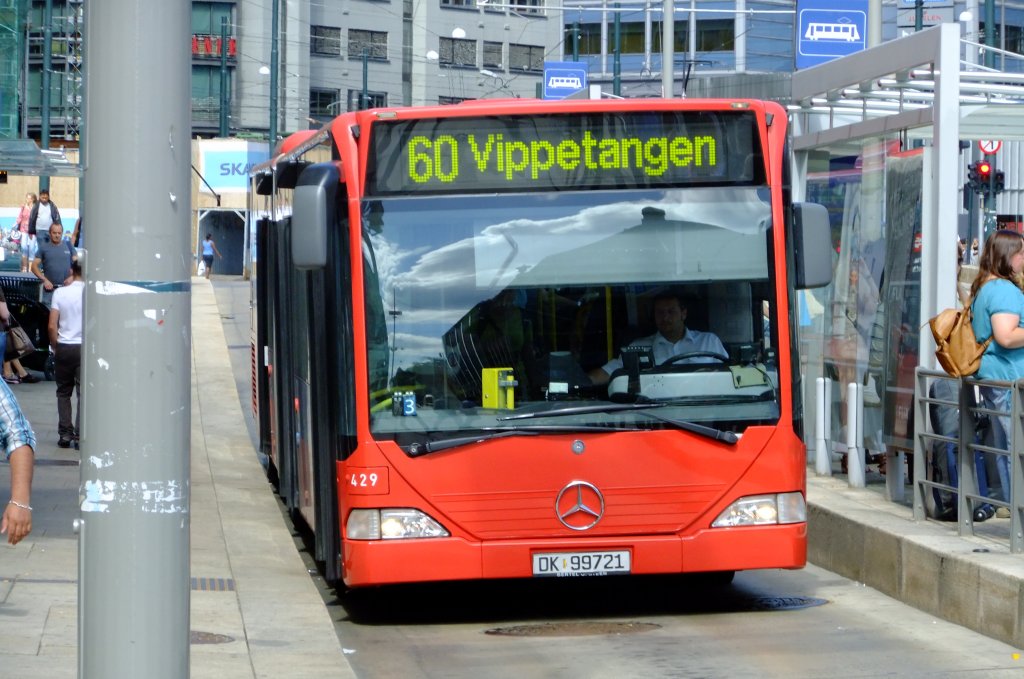 Die Norwegische Hauptstadt Oslo ist erstaunlich EvoBus- und MAN-lastig. Citaros der lteren Bauart bekam ich allerdings nur selten zu sehen. Einer davon ist Wagen 429, im Einsatz am 9.7.2010 auf der Linie 60 beim Hauptbahnhof. 