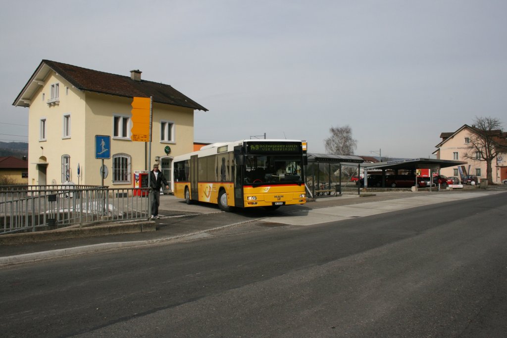 Die Rheintal-Strecke zwischen Koblenz und Laufenburg ist heute nur noch fr den Gterverkehr in Betrieb. Der Personenverkehr wird mit PostAutos von PU Erne, Full, abgewickelt. Mit einem Halbstundenkurs aus Dttingen wendet AG 15'165 (MAN N313, 2002) vor dem als Restaurant erhaltenen Bahnhofsgebude in Schwaderloch. Hier befindet sich brigens die Tarifgrenze zwischen A-Welle und dem TNW. 