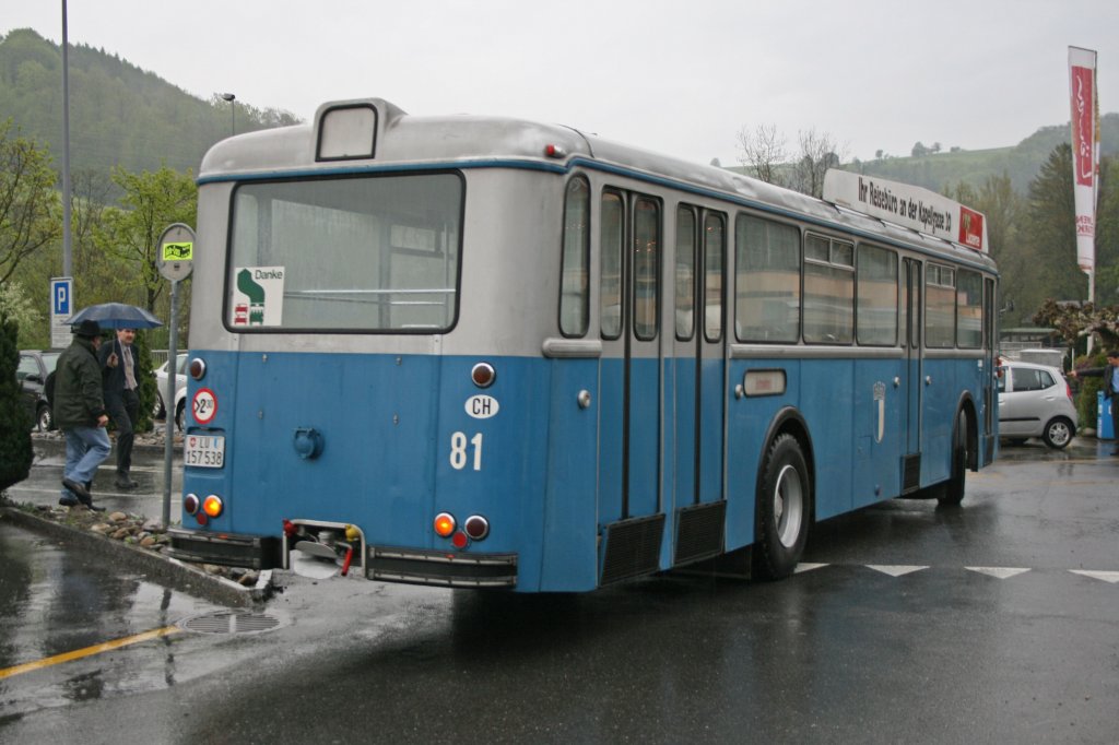 Die Rckansicht vom FBW/Hess B71U Nr. 81 der VBL zeigt auch, dass diese Busse bis 1974 Anhnger gezogen haben. Danach kamen die ersten Gelenk-Dieselbusse nach Luzern und Anhnger verschwanden bis 1998 aus dem Luzerner Stadtbild. (1. Mai 2010, Sihlbrugg)
